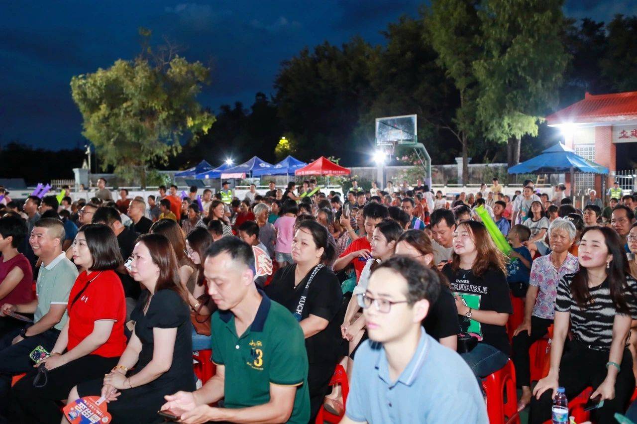 比赛现场热闹非凡，观众如潮涌