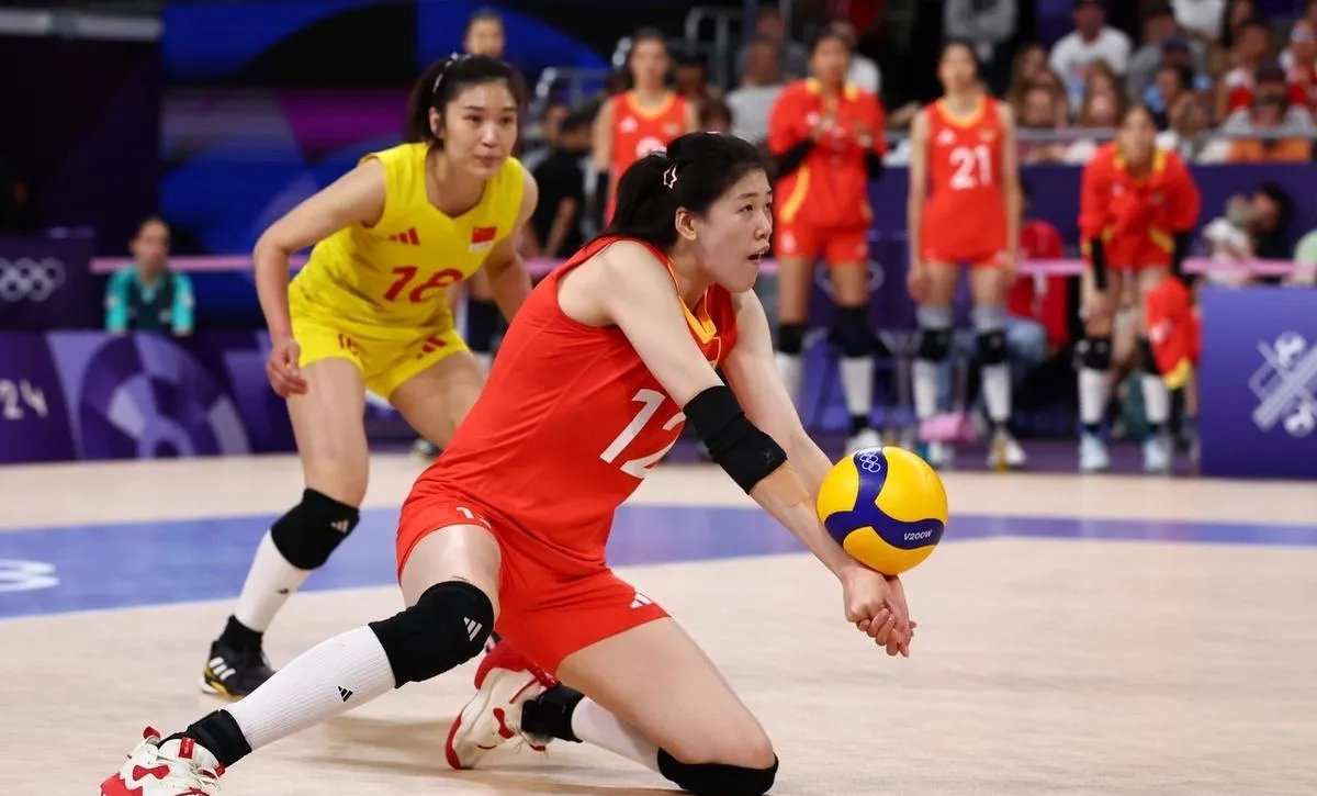 足球场上，女运动员们勇往直前奔向成功的简单介绍