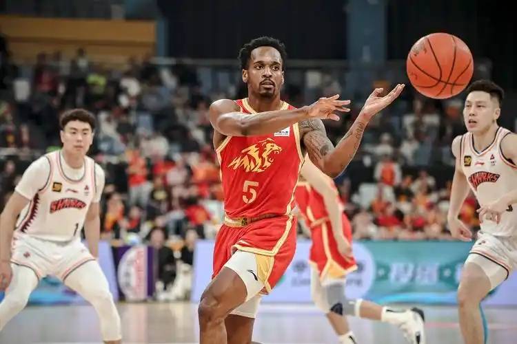 爱游戏网页版-包含巴里-布朗成功改变球队命运，赢得赞誉的词条