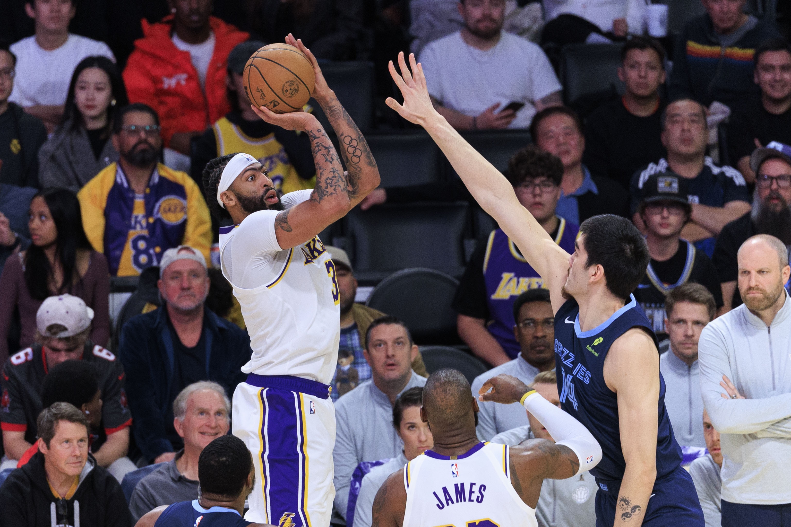 湖人大胜奇才，浓眉独得40分