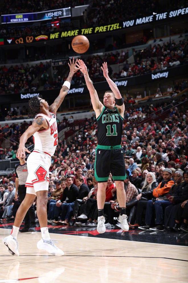 包含公牛客场大胜凯尔特人，取得两连胜的词条