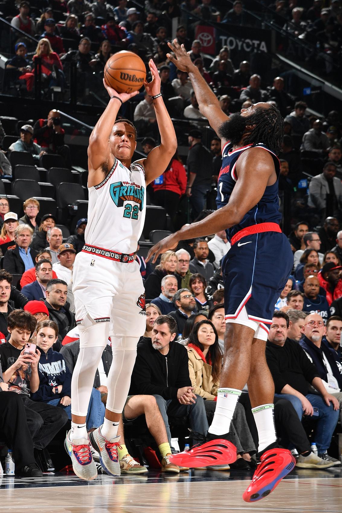 快船击败灰熊，保持不败势头的简单介绍