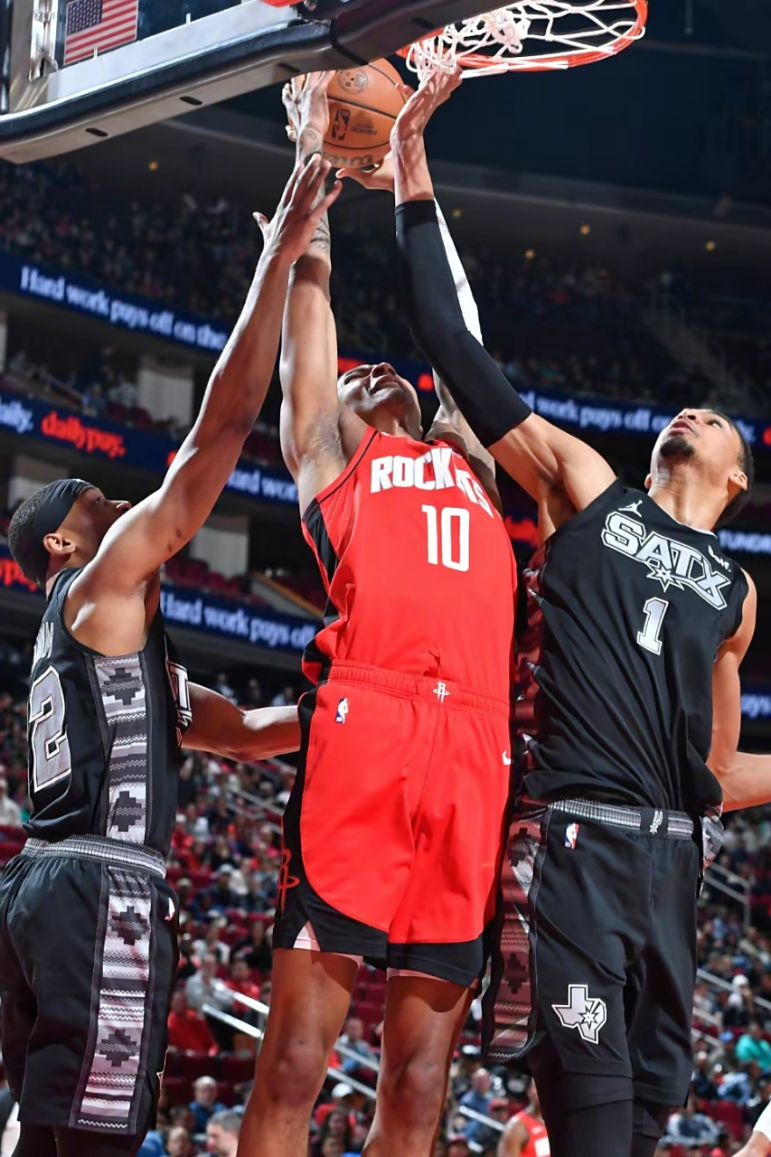 火箭取得对马刺的胜利