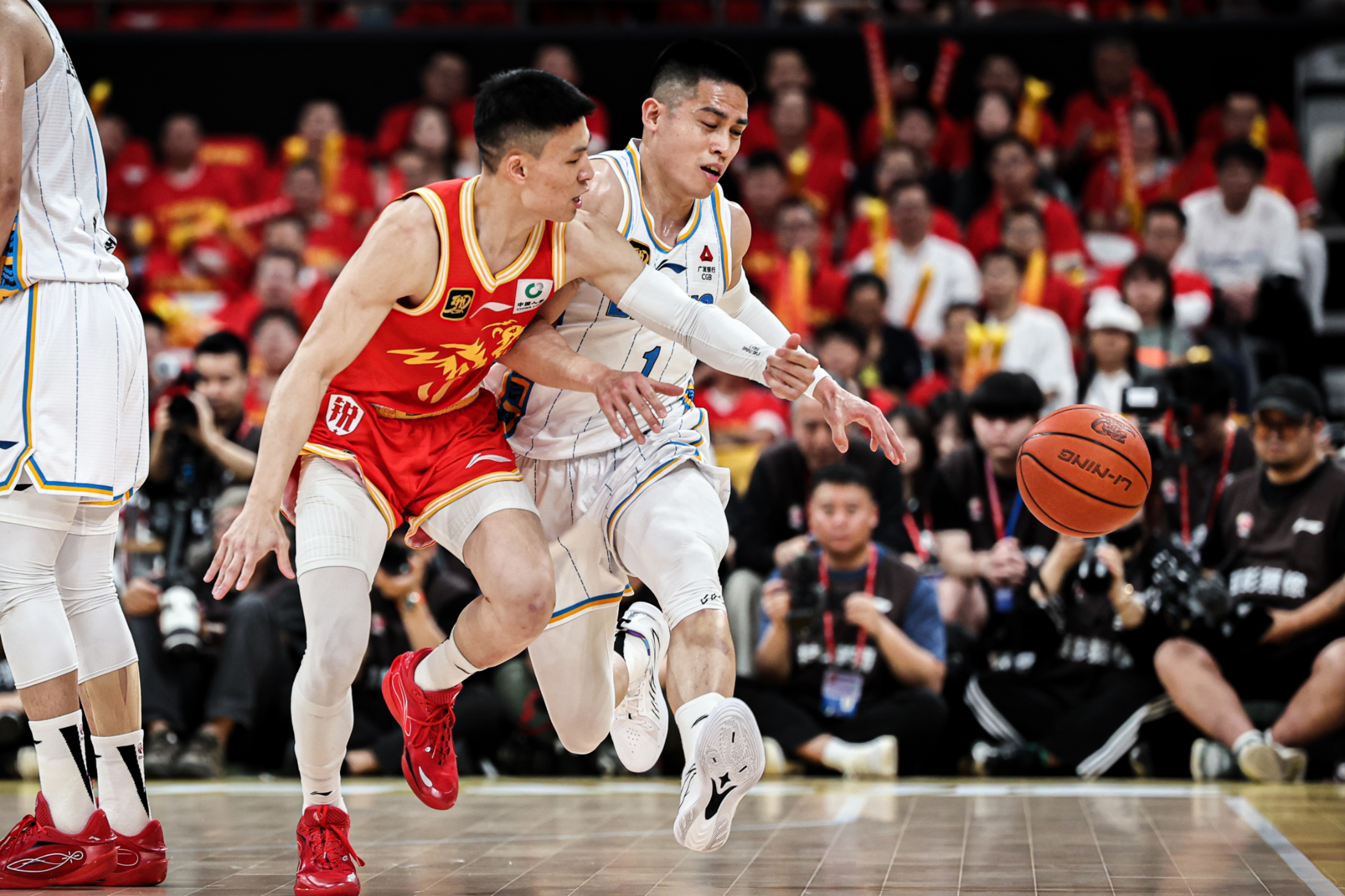 场上对决：两支球队交锋惊现激烈拼抢