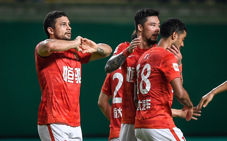 进攻火力强劲，连续攻破对方防线