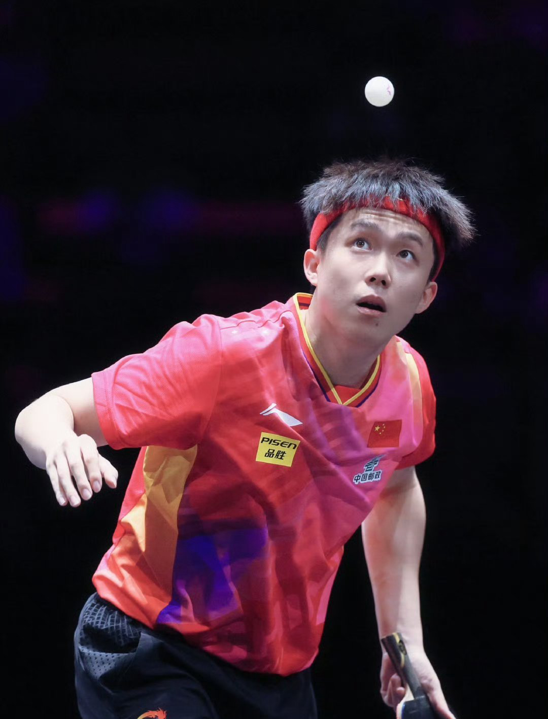 比赛中球员们展现出顽强拼搏精神