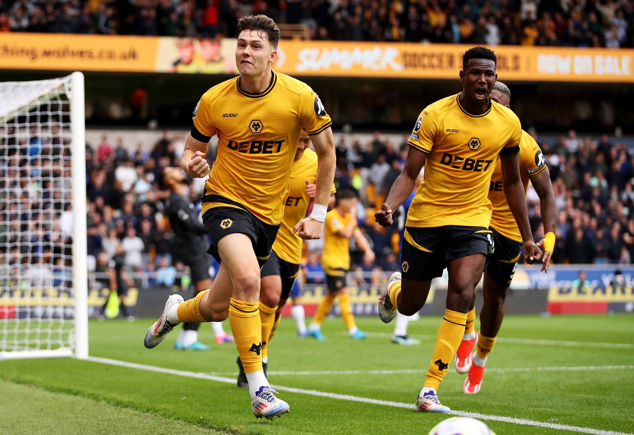 包含西汉姆联主场取胜水晶宫，保级前景一片光明的词条