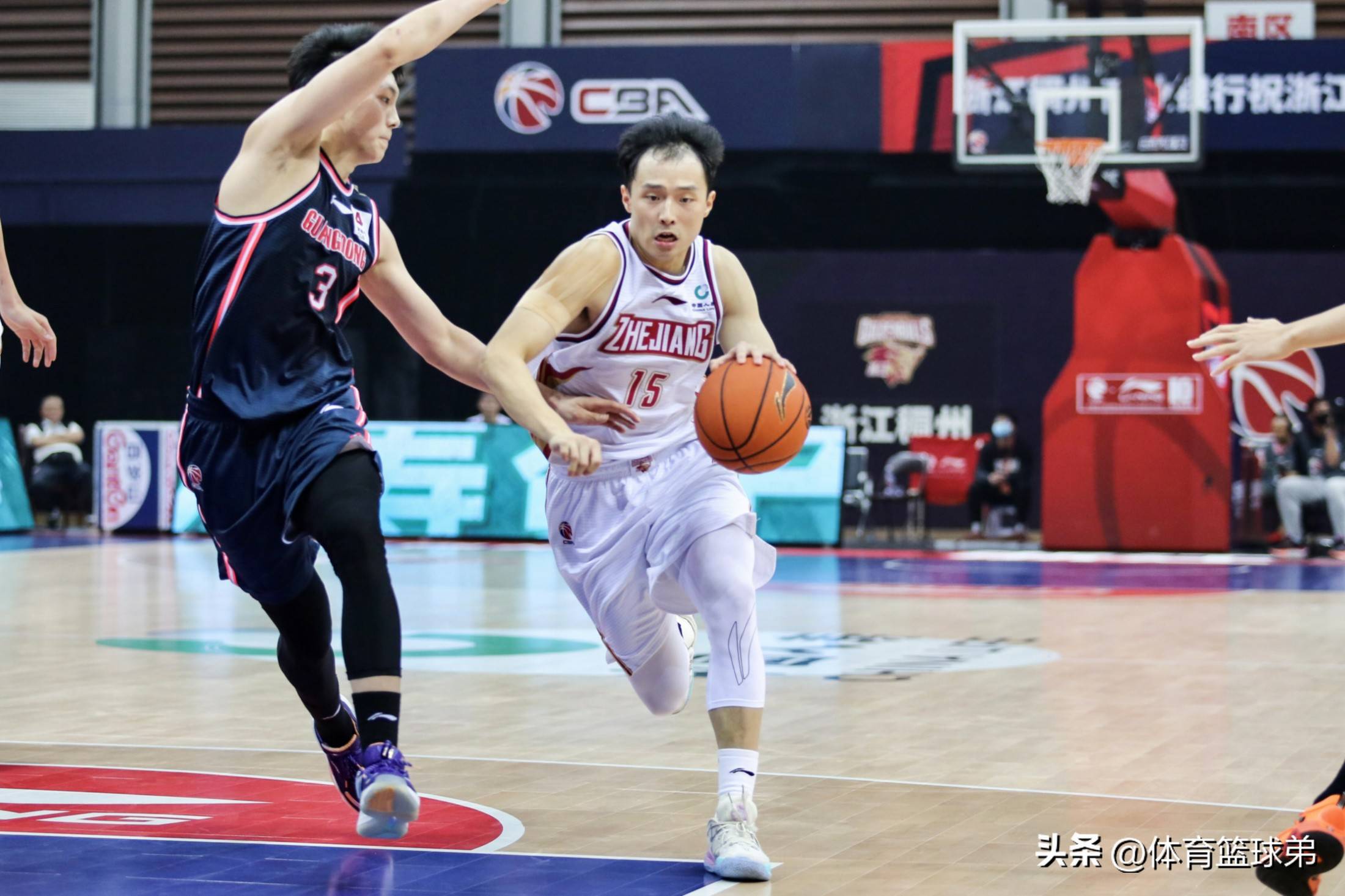 比赛中一支球队快攻打出高效战术