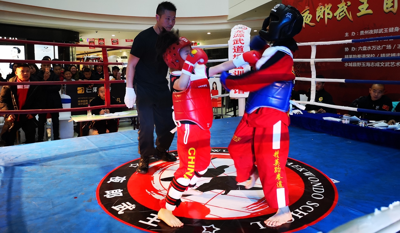 精彩比赛搏击赛场，角逐激烈持续