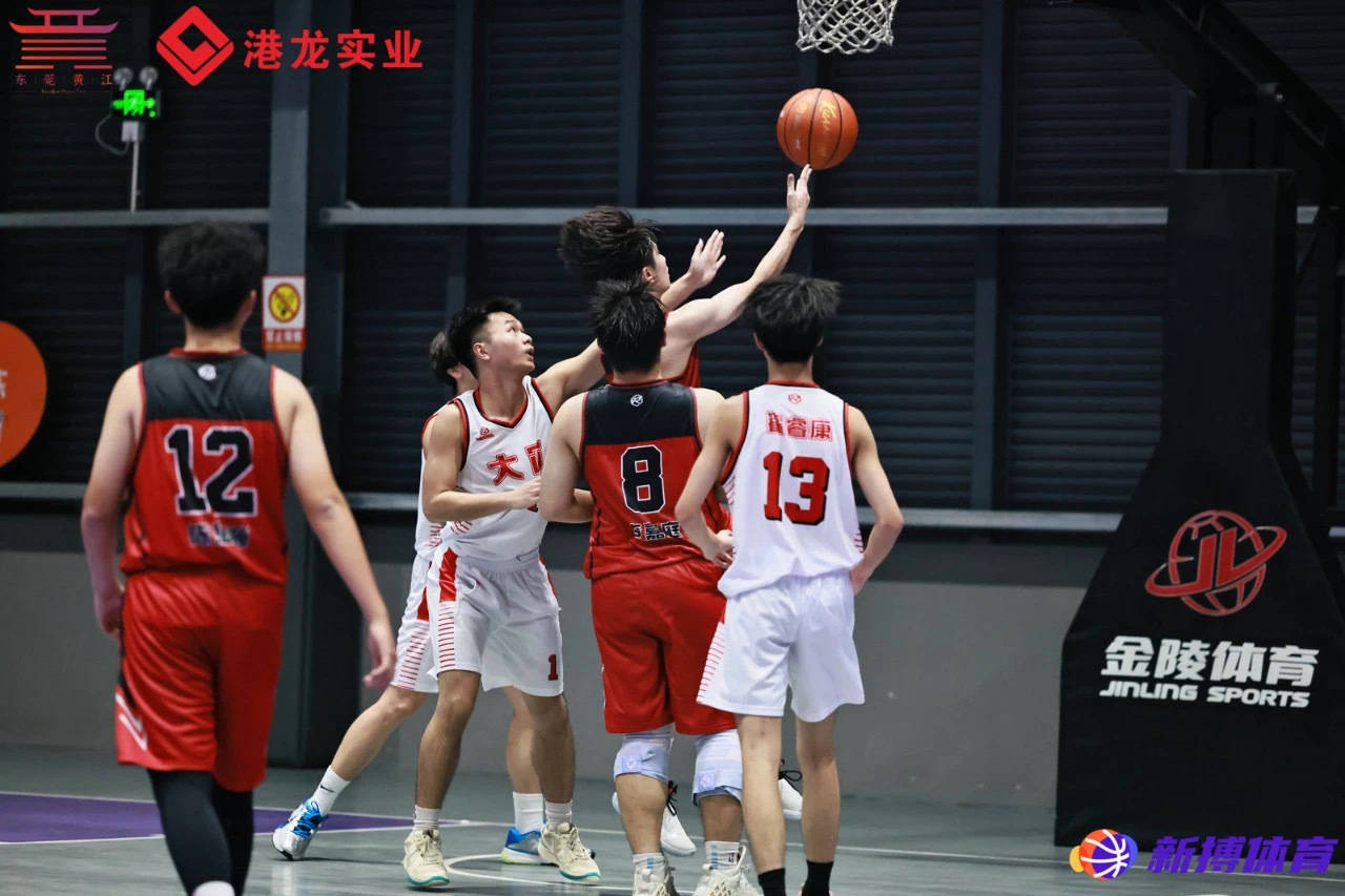 篮球赛场上情绪高涨，现场掌声不断的简单介绍