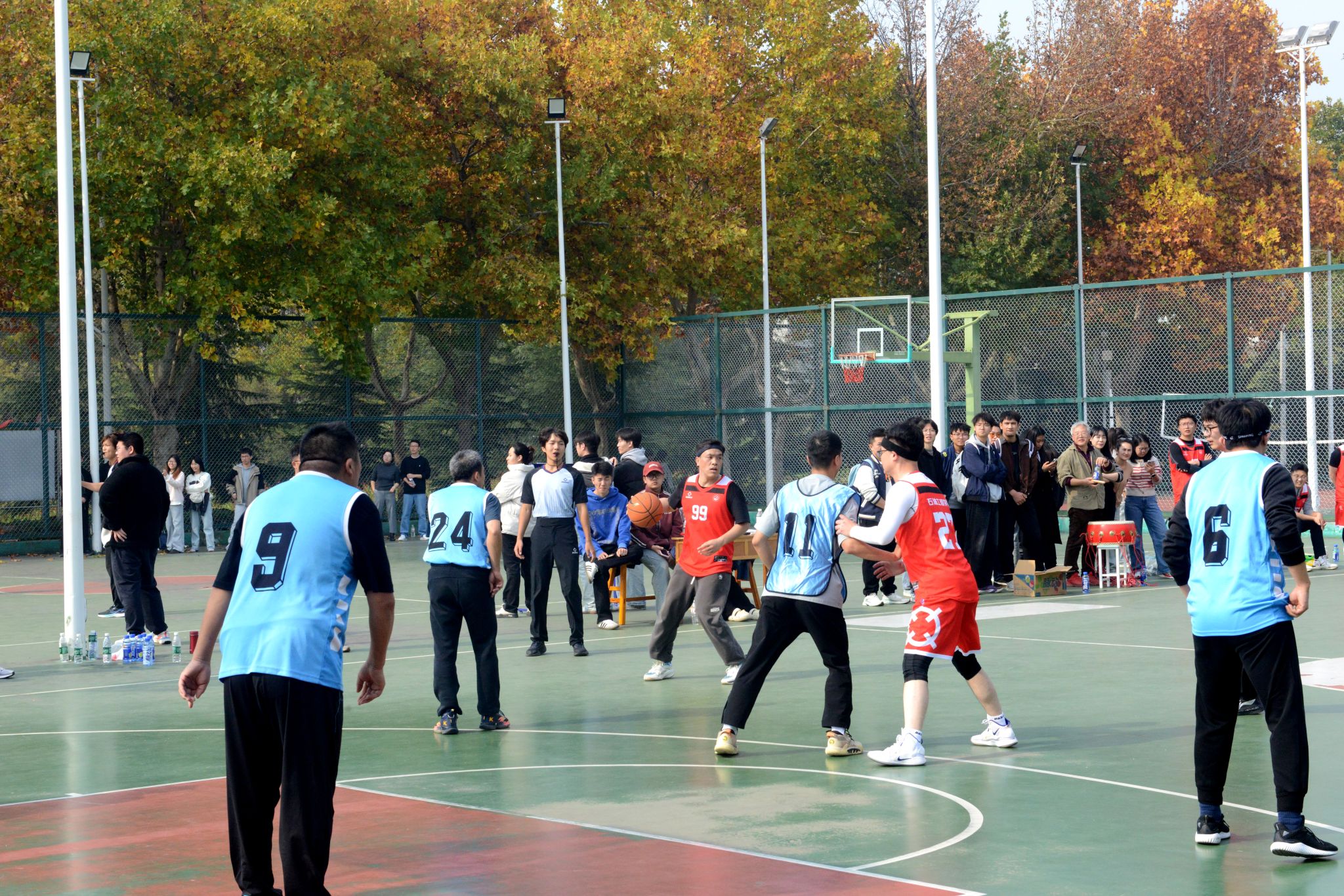 篮球赛场上情绪高涨，现场掌声不断的简单介绍