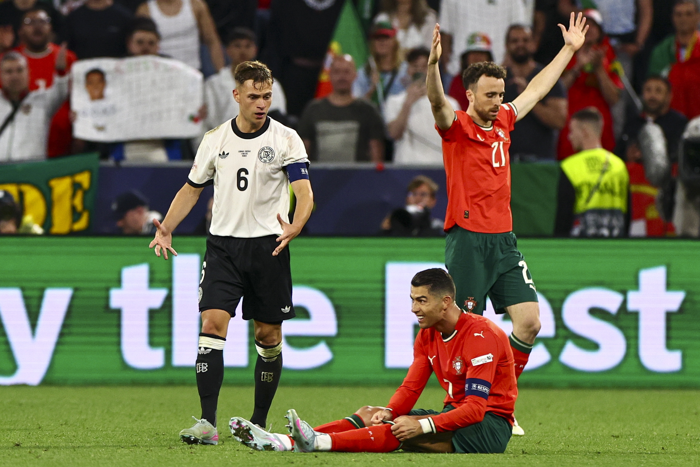 葡萄牙队轻松取胜进军国际赛决赛 葡萄牙队轻松取胜进军国际赛决赛