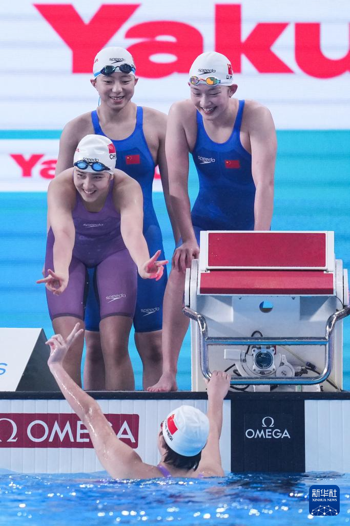 关于美国女子游泳4x200米自由泳接力夺冠，刷新世界纪录的信息