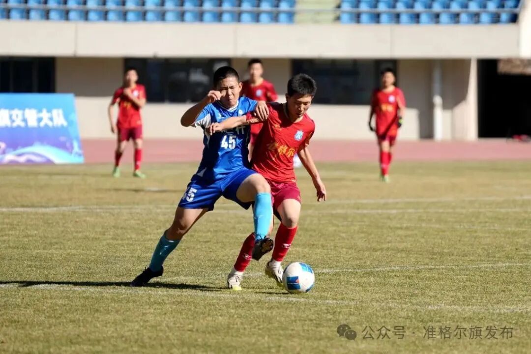 精彩足球对决火热上演，球员拼尽全力