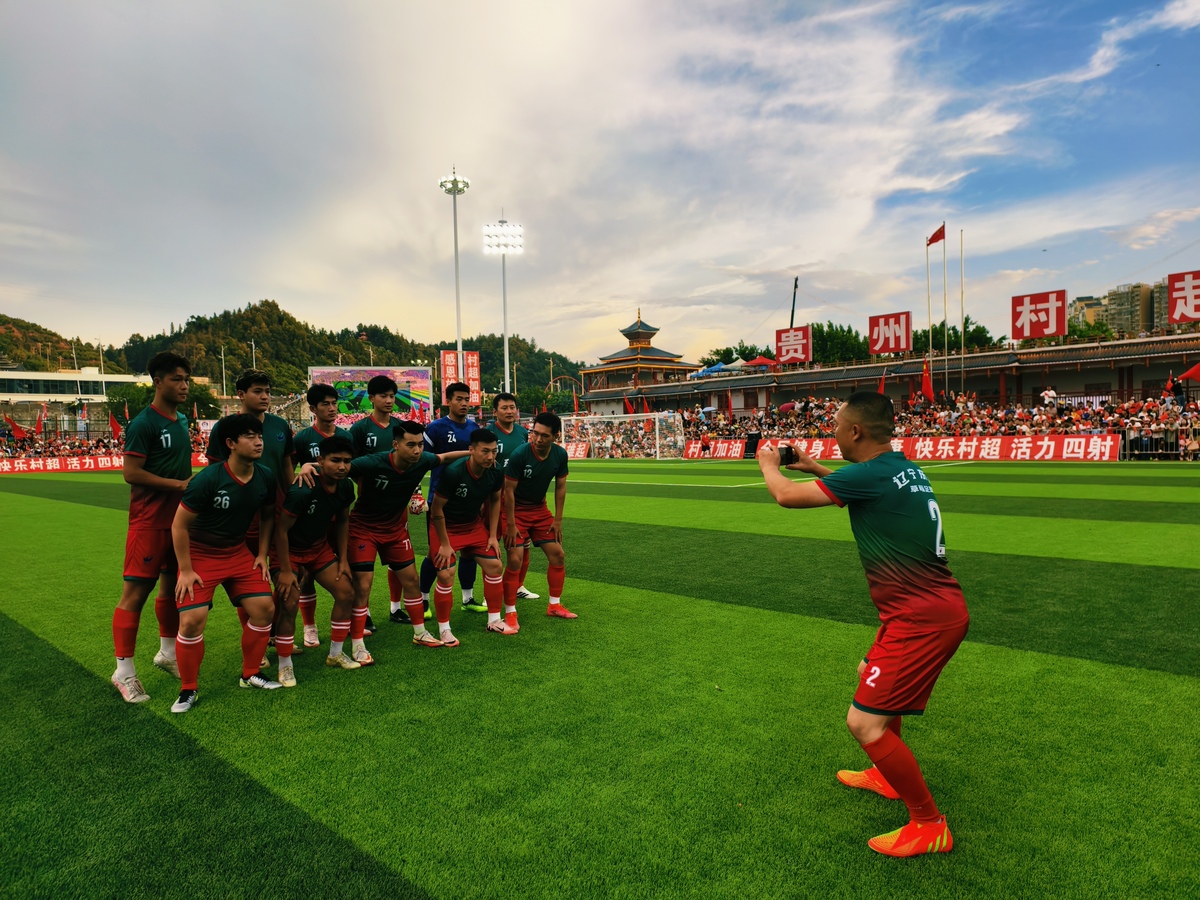 爱游戏体育平台-足球赛事瞬息万变观众心情随之起伏的简单介绍