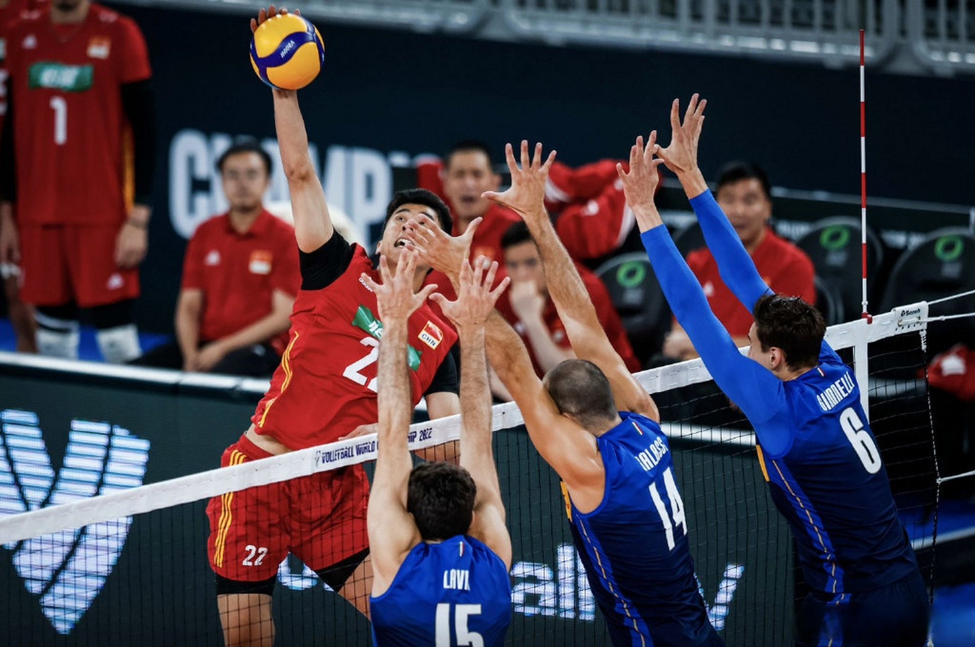 球员们在比赛中尽展风采，全力以赴